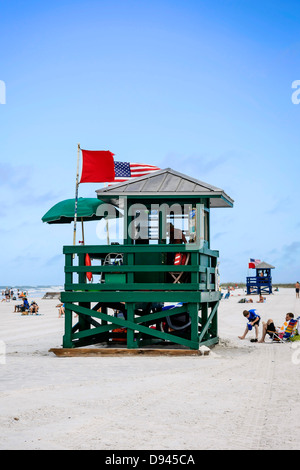 Die Rettungsschwimmer Türme auf Siesta Key Beach zeigt die rote Flagge Bedeutung unsicher zu schwimmen Stockfoto