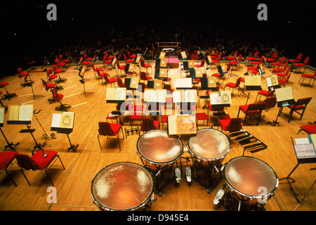 Stockholm Philharmonic Orchestra mit Notenständer und Bettwäsche und leere Stühle vor Vorstellungsbeginn im Stockholmer Konzerthaus Stockfoto