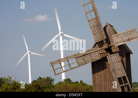 Windräder und Windmühle, Schweden. Stockfoto