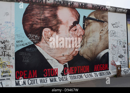 Dmitry Vrubel Wandbild kommunistischer Führer Honecker und Breschnew East Side Gallery Berliner Mauer Berlin Deutschland Stockfoto