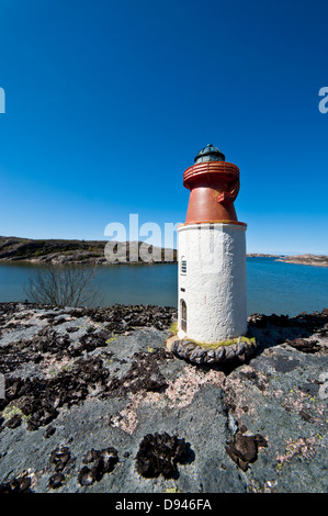 Leuchtturm auf Felsen Stockfoto