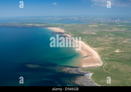 Luftaufnahme von Süßwasser Weststrand mit Milford Haven und Rhoscrowther Raffinerie im Hintergrund Pembrokeshire West Wales UK Stockfoto