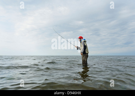 Mann-Fliegenfischen in der Ostsee Stockfoto
