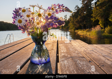 Blumen in Vase auf Steg Stockfoto