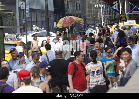 Massen von Touristen Fuß entlang der 42nd St. von der New York Public Library an einem warmen Wochenende im Mai. NEW YORK CITY Stockfoto