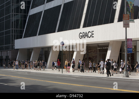 Ein konstanter Strom von Fußgänger passieren die Grace-Gebäude auf der 42nd Street in Manhattan auf der anderen Straßenseite von Bryant Park. Stockfoto