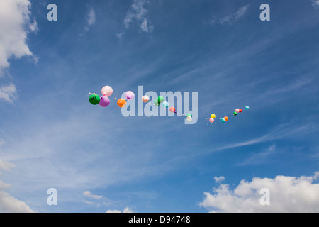 schwimmende Schnur von bunten Luftballons mit Helium gefüllt Stockfoto