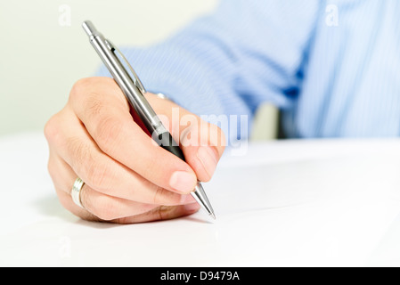 Geschäftsmann Unterzeichnung Vertrag. Business-Mann im blauen Hemd ist Vereinbarung Dokument signieren. Stockfoto