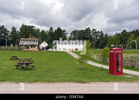 Besucher Eingang und Shop/Restaurant Gebäude im Highland Folk Museum in Newtonmore Highland Schottland mit Telefonzelle Stockfoto