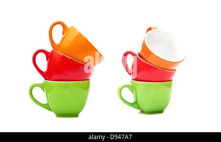 Reihe von bunten Kaffeetassen über einen weißen Hintergrund. Stockfoto