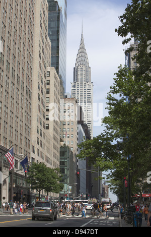 Blick nach Osten entlang der 42nd Street, mit dem Chrysler Building im Hintergrund, NYC schießen. Stockfoto