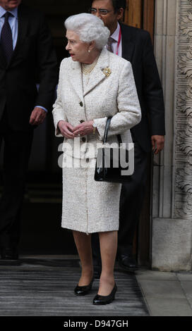 London, UK, 10. Juni 2013: Königin Elizabeth ll Entlassung nach dem Besuch von Prinz Philip, Duke of Edinburgh auf seiner Geburt Stockfoto