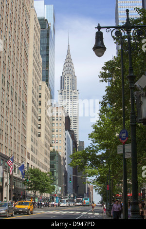 Blick nach Osten entlang der 42nd Street, mit dem Chrysler Building im Hintergrund, NYC schießen. Stockfoto