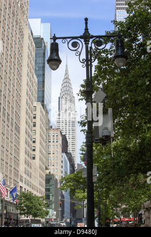 Blick nach Osten entlang der 42nd Street, mit dem Chrysler Building im Hintergrund, NYC schießen. Stockfoto