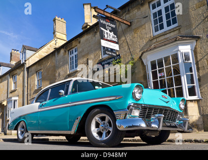 der 1950 / 60er Jahre Chevrolet Bel Air Hardtop amerikanische Oldtimer außerhalb einer Gastwirtschaft Cotswolds B & B Stockfoto