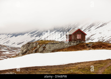 Holzhaus in nebligen Bergen Stockfoto
