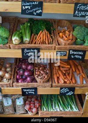 GEMÜSEZUCHTGESCHÄFT bietet Innenausstattung mit Produkten aus der oberen Preisklasse mit frischem Obst und Gemüse aus der Region, Kilos Tafeln, Stow on Wold Cotswolds UK Stockfoto