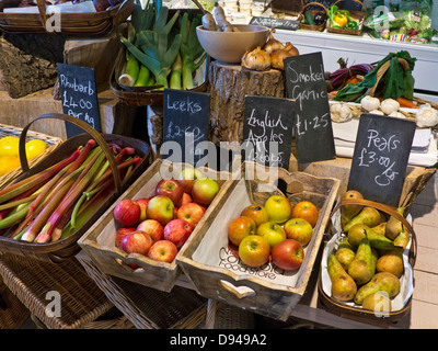 Traditionelle ländliche Produkte farm Shop-Interieur mit frisches Obst und Gemüse zum Verkauf Cotswolds UK Stockfoto