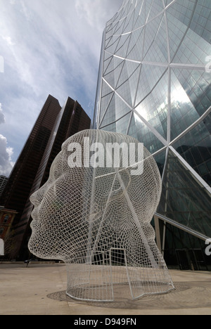 Ein zwölf Meter Draht Skulptur eines jungen Mädchens Kopf des spanischen Künstlers Jaume Plensa vor Calgary Bogen Gebäude steht. Stockfoto