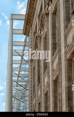 Alte und neue Gebäude Kontrast. Bild von Julie Edwards Stockfoto