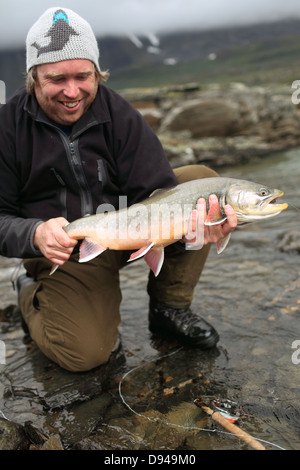Glücklicher Mann Betrieb Seesaibling Stockfoto