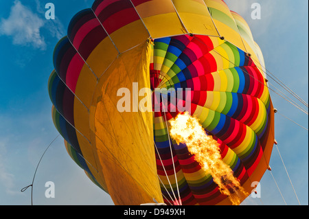 Niedrigen Winkel Ansicht der Heißluftballon Stockfoto