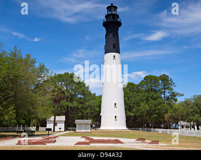 Hunting Island Lighthouse, South Carolina. 136 Fuß hohen Turm aus Backstein mit einer Schale aus Gusseisen. Im Jahr 1933 außer Dienst gestellt. Stockfoto