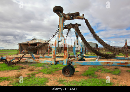 Bauernhof Landwirtschaft bäuerliche Landwirtschaft Widerhaken Drahtzaun Zäune Land Plätze Yorke Peninsula South Australia Tor Post einsamen Baum grau Stockfoto