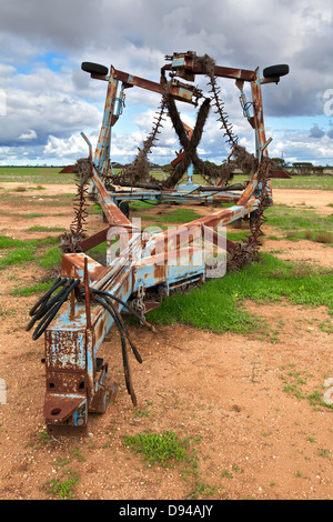 Bauernhof Landwirtschaft bäuerliche Landwirtschaft Widerhaken Drahtzaun Zäune Land Plätze Yorke Peninsula South Australia Tor Post einsamen Baum grau Stockfoto