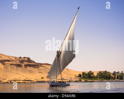Touristische Bootsfahrt auf dem Nil in Assuan, Ägypten Stockfoto, Bild ...
