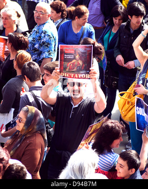 Türkische Demonstrant hält ein Schild in eine politische demo Stockfoto
