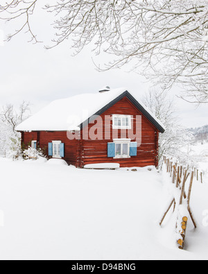 Ferienhaus mit Schnee bedeckt Stockfoto