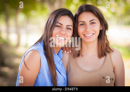 Zwei wunderschöne Mischlinge Twin Sisters Portrait im Freien. Stockfoto