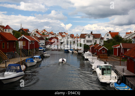 Fischerhütten mit festgemachten Boote Stockfoto