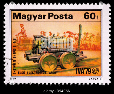 Briefmarke aus Ungarn, die erste elektrische Lokomotive Siemens 1879, für die Weltausstellung Transport Darstellung Stockfoto