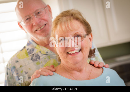 Kaukasische Senior Brautpaar Portrait in Küche. Stockfoto