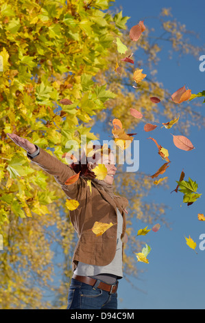 Frau genießen schöne Herbsttag Stockfoto