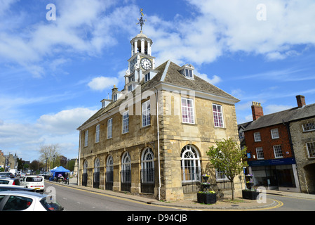 18. Jahrhundert Rathaus im Marktplatz, Brackley, Northamptonshire, England, Vereinigtes Königreich Stockfoto