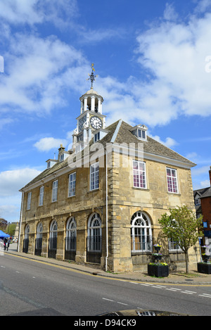 ! 8. Jahrhundert Rathaus, Marktplatz, Brackley, Northamptonshire, England, Vereinigtes Königreich Stockfoto