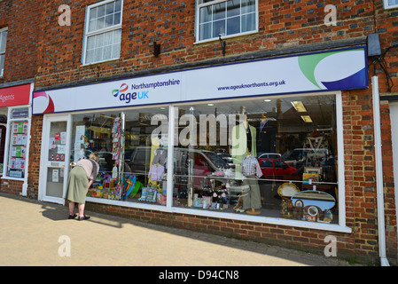 "UK Zeitalter" Charity Shop, Marktplatz, Brackley, Northamptonshire, England, Vereinigtes Königreich Stockfoto