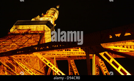 Tokyo Tower in der Nacht in orange Leuchten von unten nach oben zeigt seine Tragkonstruktion Stahl und Strahl getroffen Stockfoto