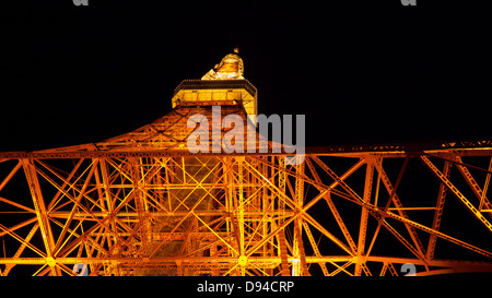 Tokyo Tower in der Nacht in orange Leuchten von unten nach oben zeigt seine Tragkonstruktion Stahl und Strahl getroffen Stockfoto