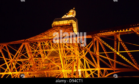 Tokyo Tower in der Nacht in orange Leuchten von unten nach oben zeigt seine Tragkonstruktion Stahl und Strahl getroffen Stockfoto