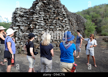 Tour-Guide erklärt die Geschichte von The Wall of Tears für Touristen auf Isabela Insel des Galápagos-Archipels. Stockfoto