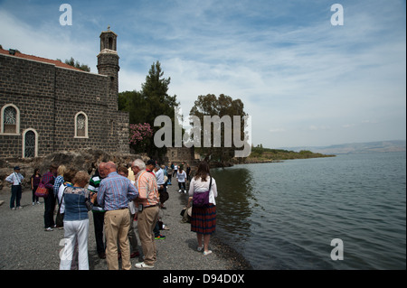 Touristen am See Genezareth in Israel Stockfoto