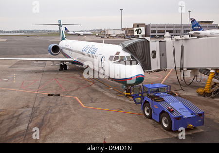 Flugzeuge kommen am Flughafen Gates vor dem Start gewartet. Stockfoto