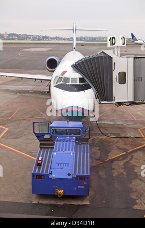 Flugzeuge kommen am Flughafen Gates vor dem Start gewartet. Stockfoto