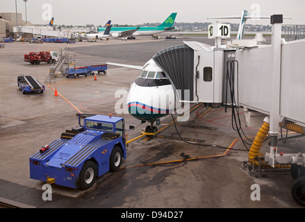 Flugzeuge kommen am Flughafen Gates vor dem Start gewartet. Stockfoto