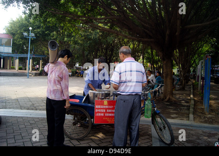 Am Straßenrand Essensstände in Shenzhen, China. Tofu essen, gehört zu Chinas Essen. Zwei Leute kaufen Tofu Snacks. Stockfoto