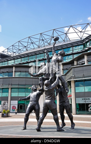 'The Making of einen Lineout' Skulptur außerhalb Twickenham Stadium, Twickenham, Greater London, England, Vereinigtes Königreich Stockfoto